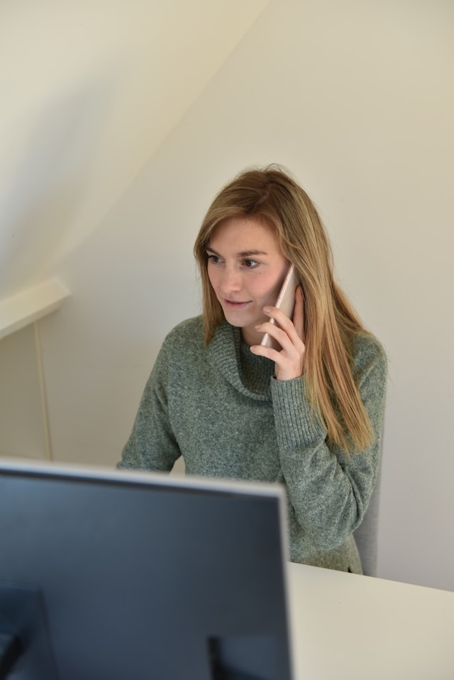 Operatrice al telefono durante una chiamata di lead generation